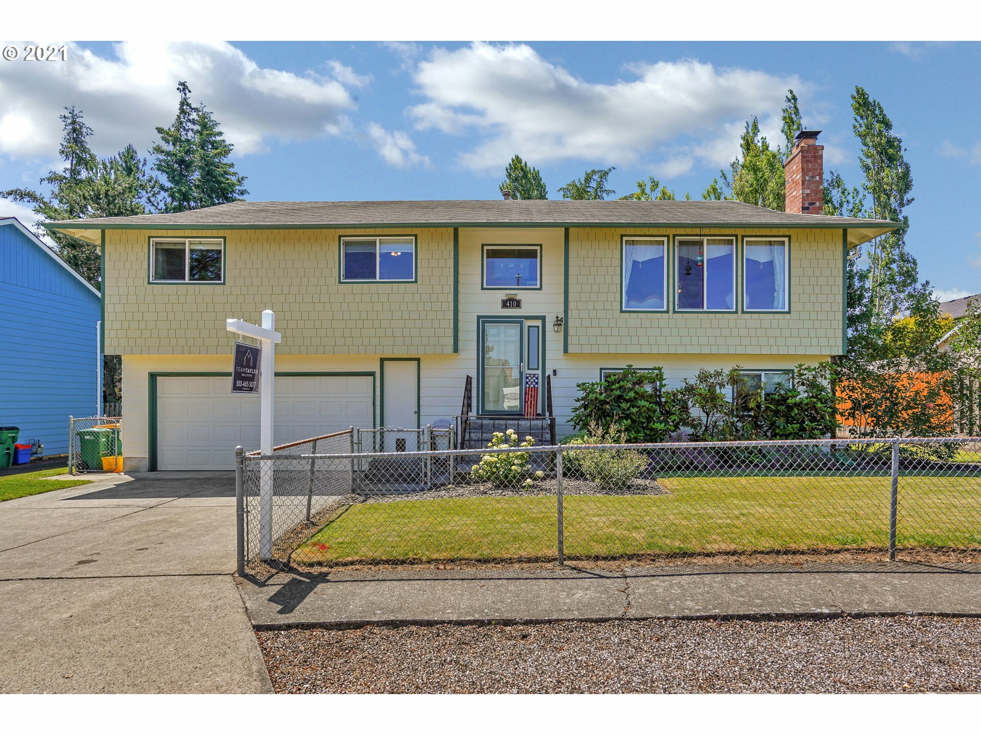 Property Photo:  410 SE 19th St  OR 97060 