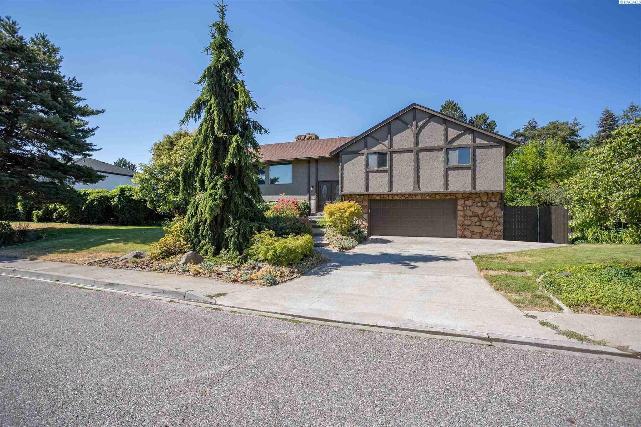 Property Photo:  119 Pinionwood Court  WA 99352 