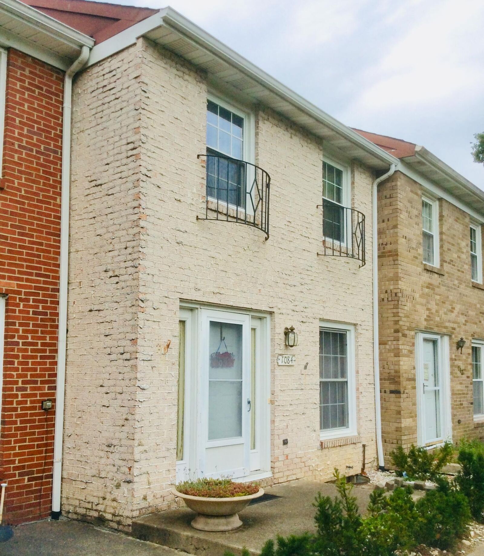 Property Photo: 1084 Hardesty W Place OH 43204