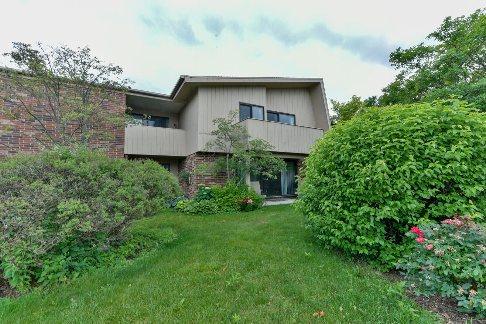 Property Photo: 425 W Willow Ct 203 WI 53217