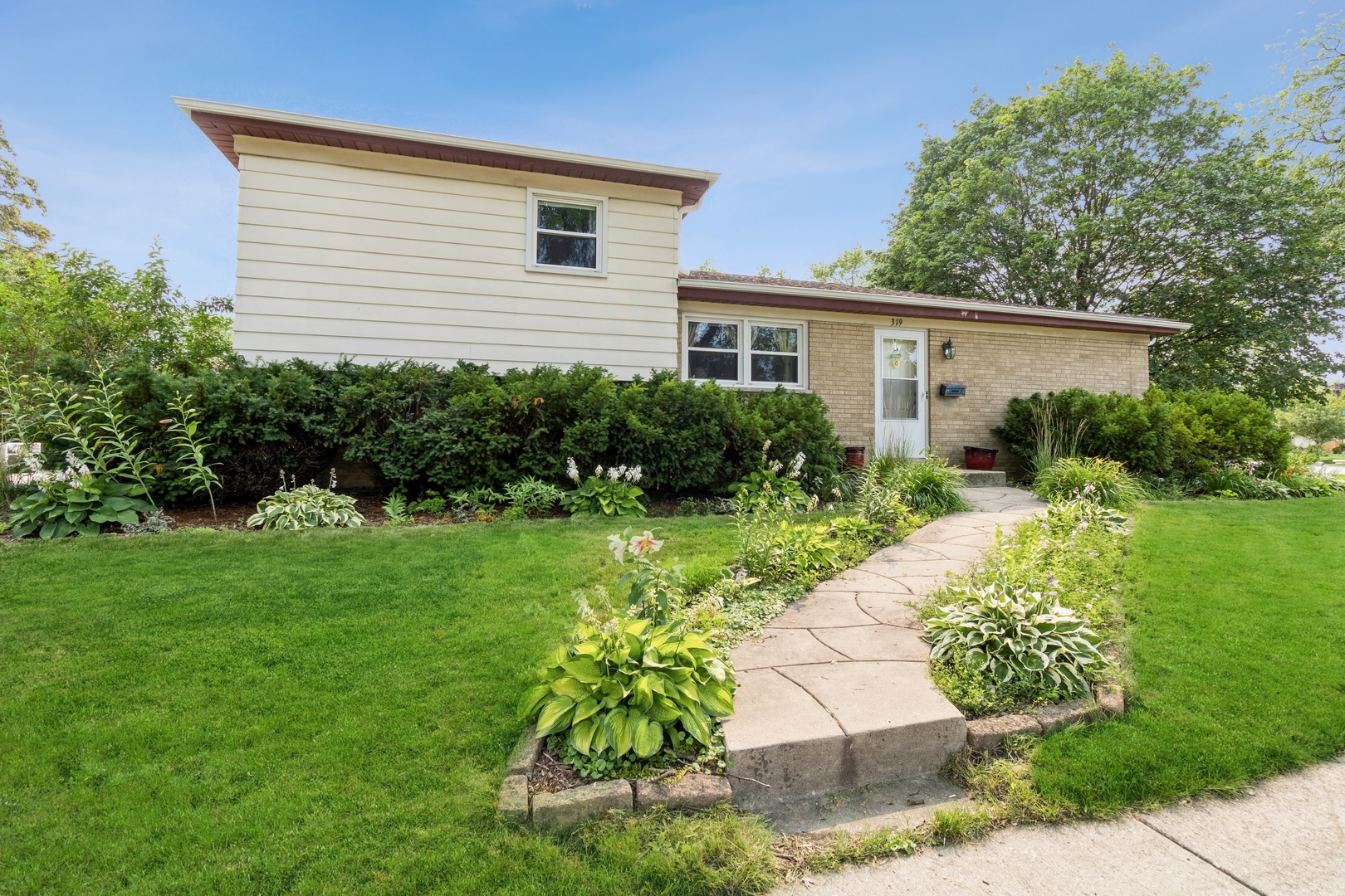 Property Photo: 319 W Myrick Avenue IL 60101