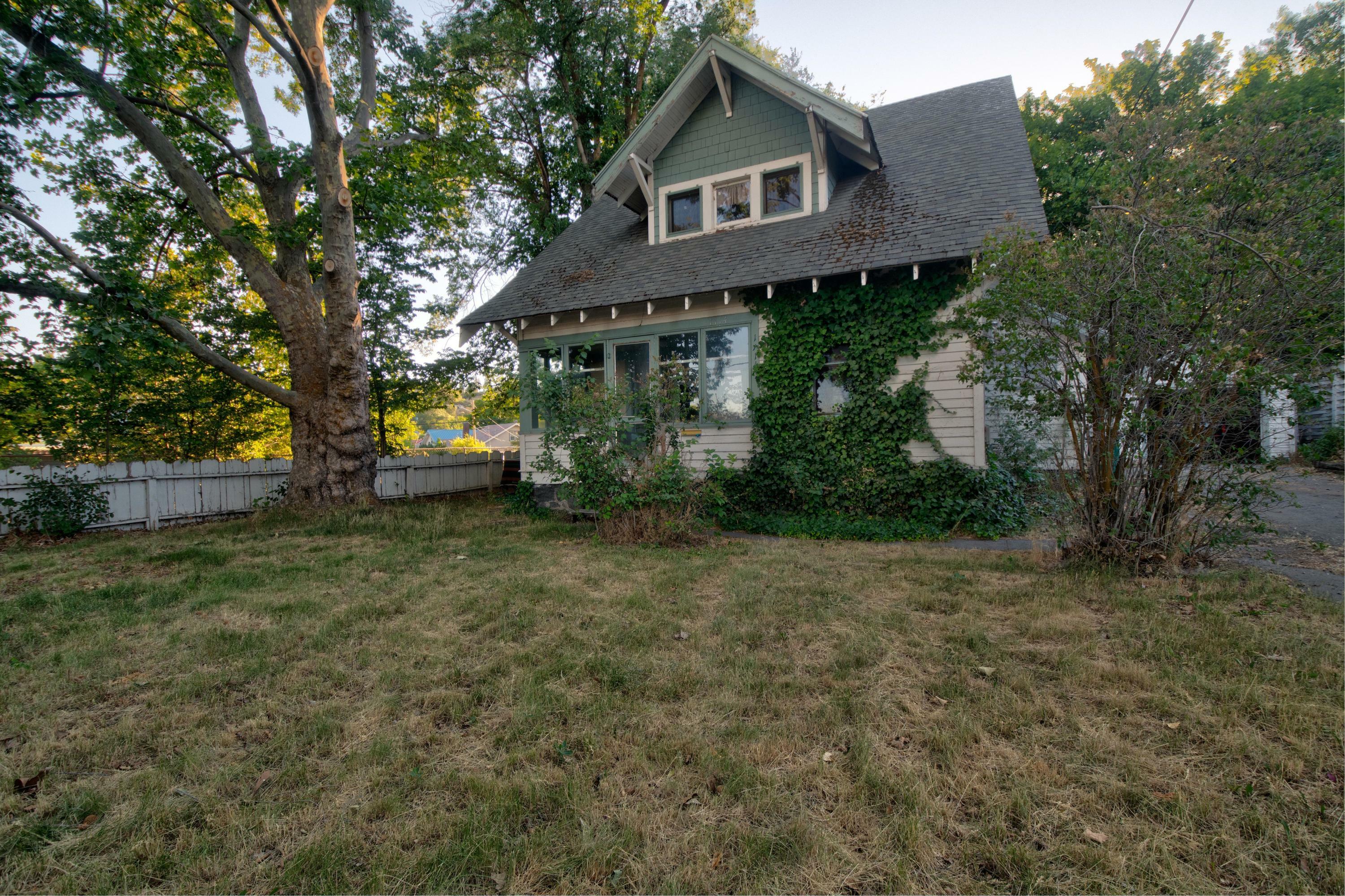 Property Photo:  1114 East Street  OR 97601 