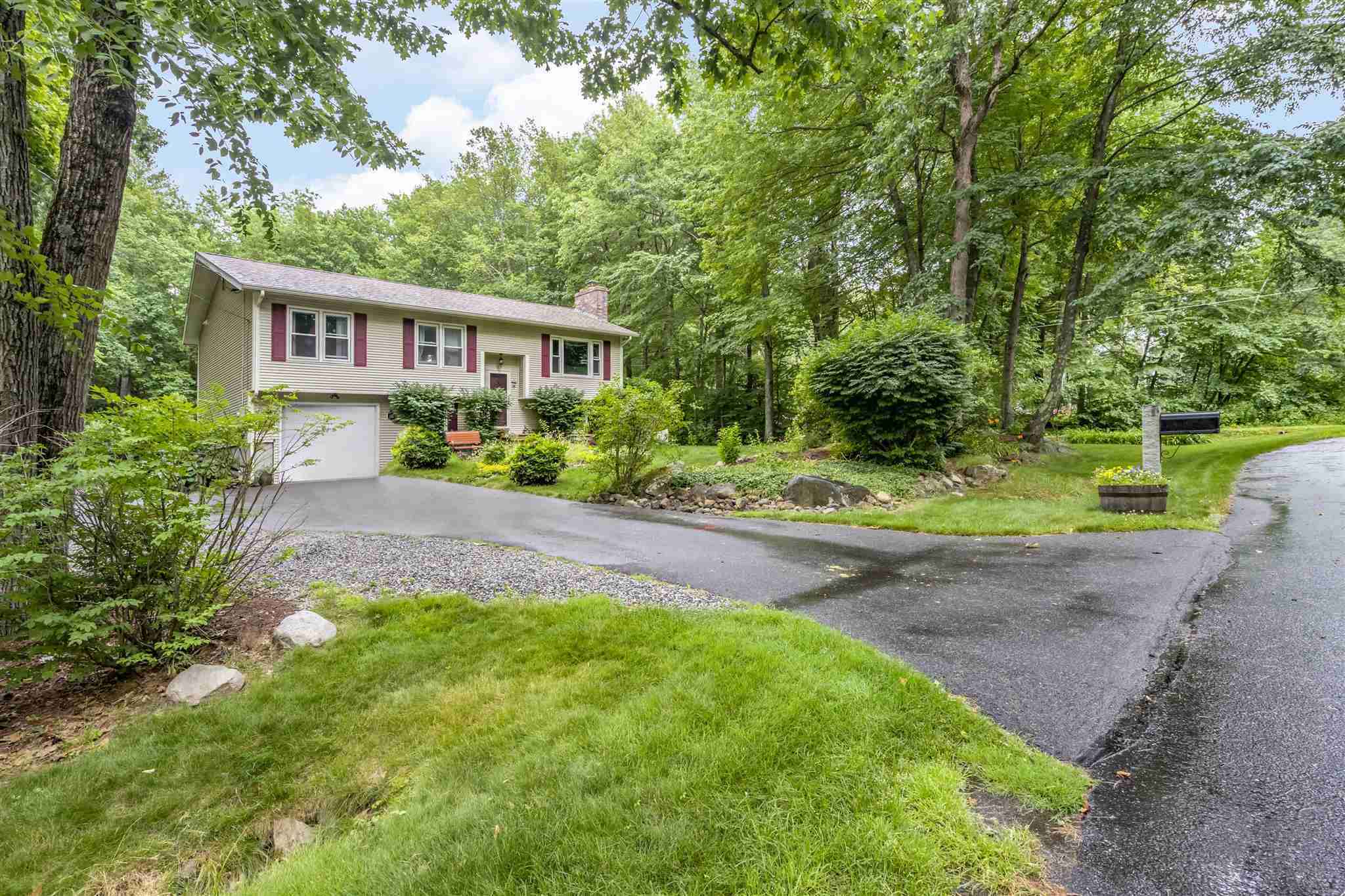 Property Photo:  15 Tomahawk Drive  NH 03054 