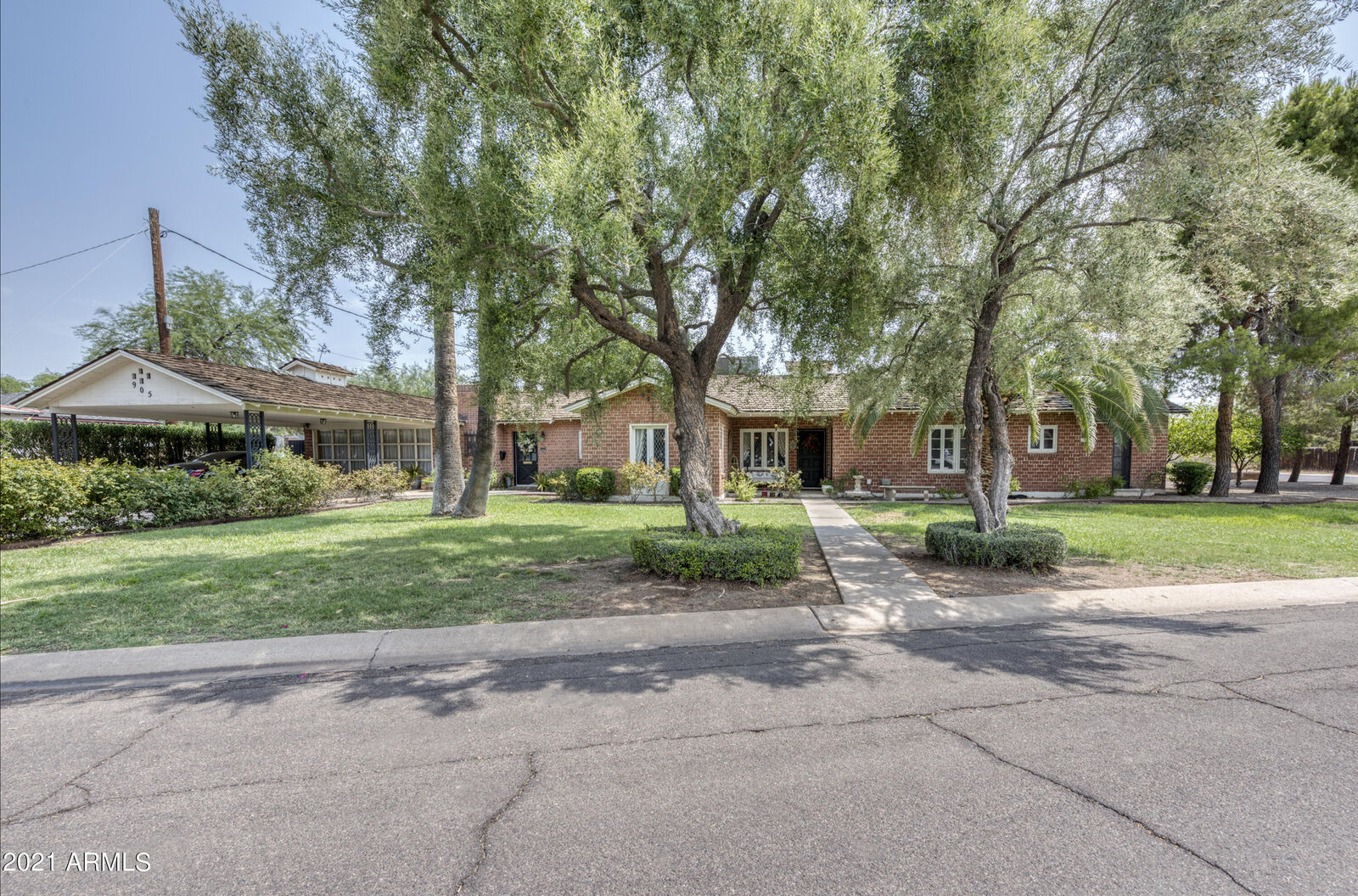 Property Photo: 905 E Cambridge Avenue AZ 85006