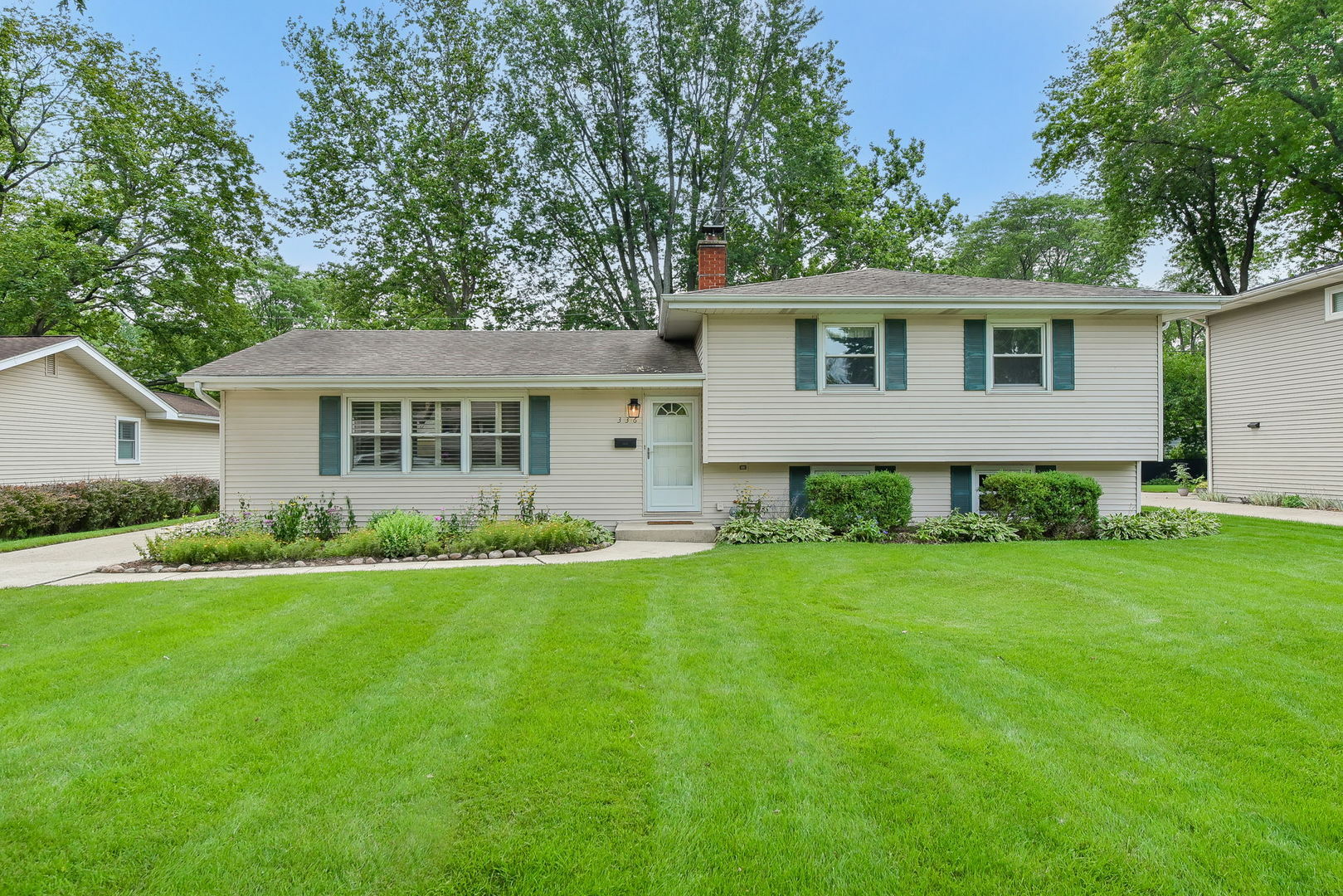 Property Photo: 336 Robin Hill Drive IL 60540