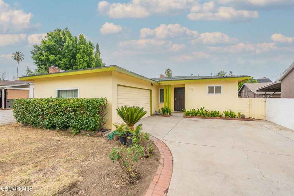 Property Photo:  13952 Calvert Street  CA 91401 