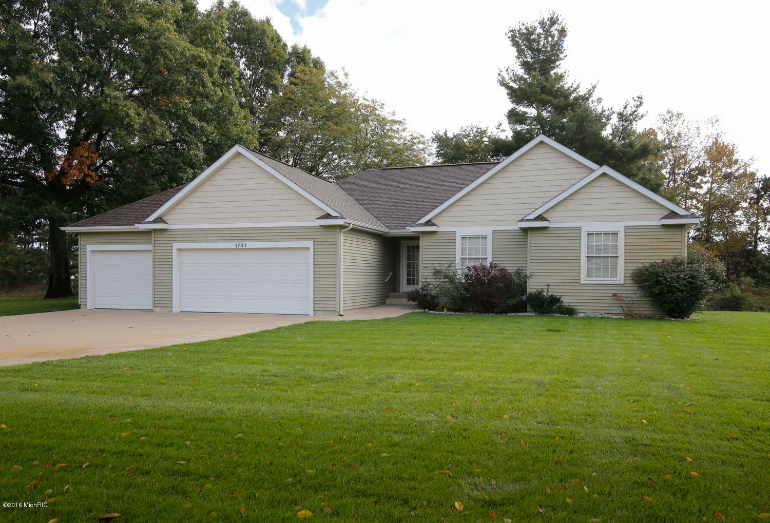 Property Photo:  1741 Fairview Drive  MI 49010 