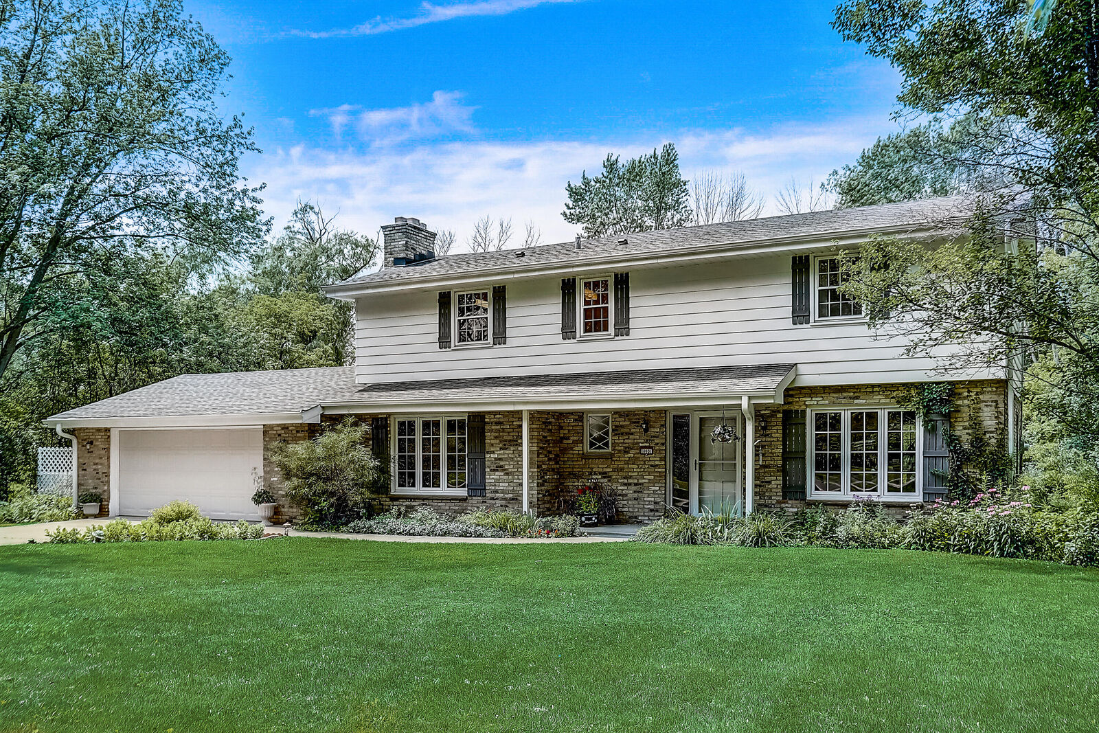 Property Photo: 10901 N Pebble Ln WI 53092