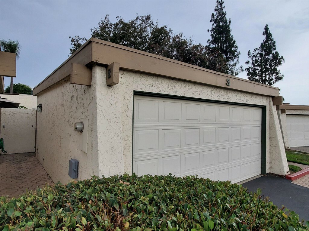 Property Photo:  2812 E Valley Parkway S  CA 92027 