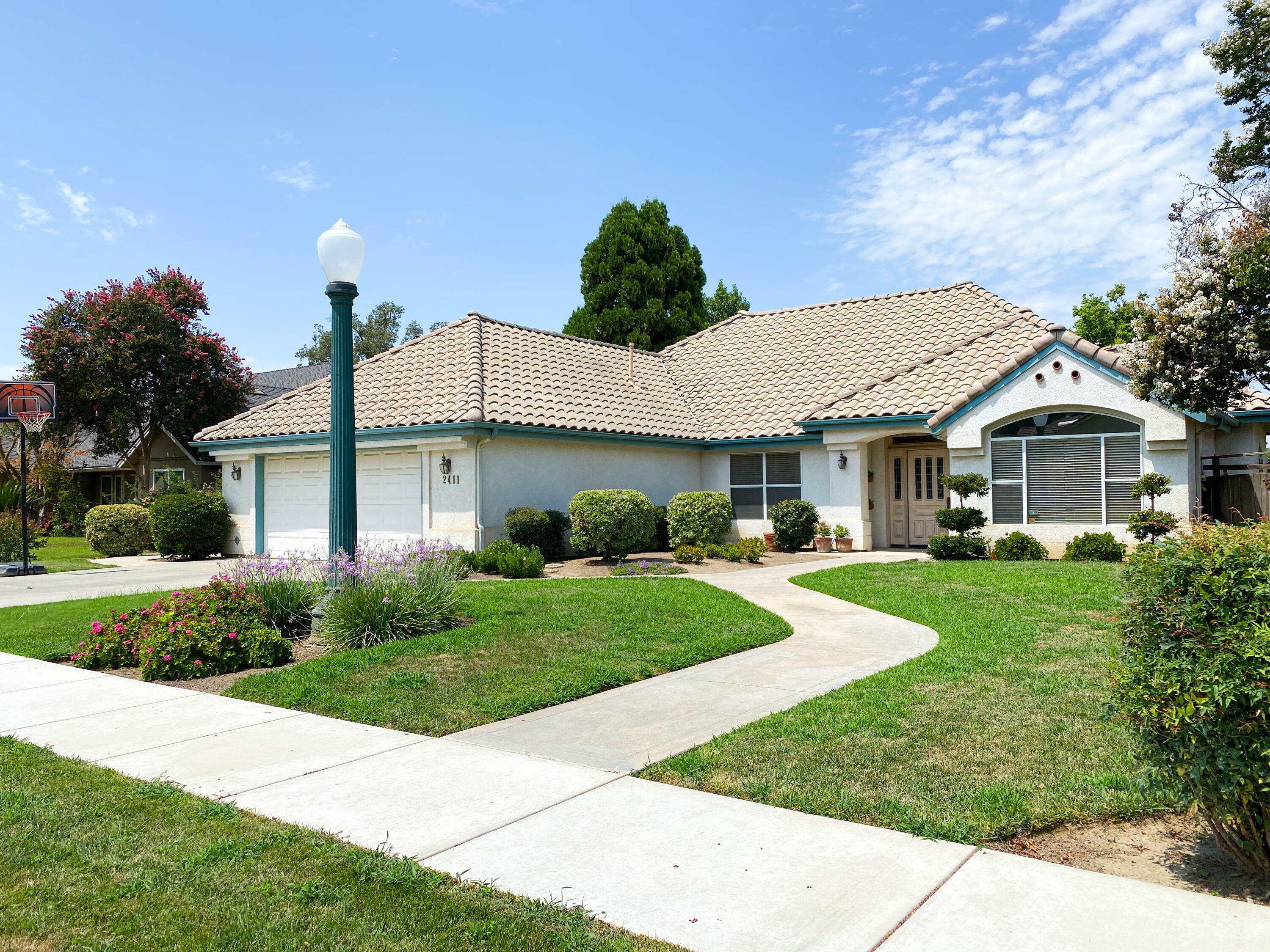 2411 N Thomas Street  Visalia CA 93292 photo