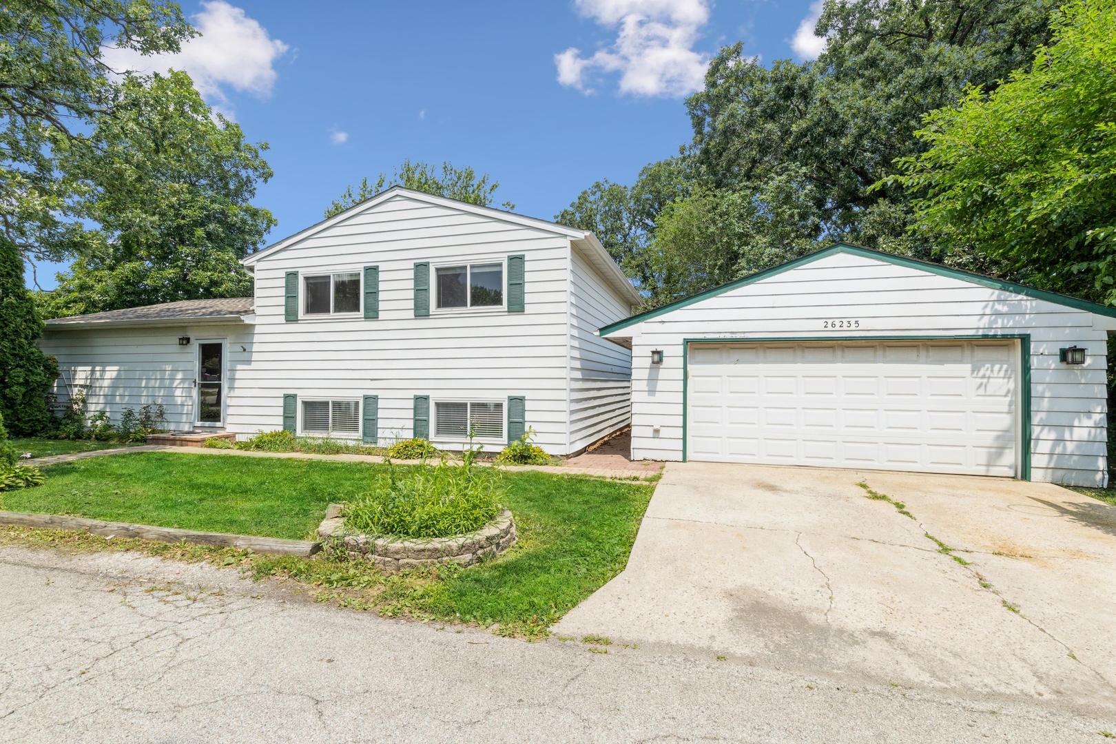 Property Photo:  26235 N Acorn Lane  IL 60060 