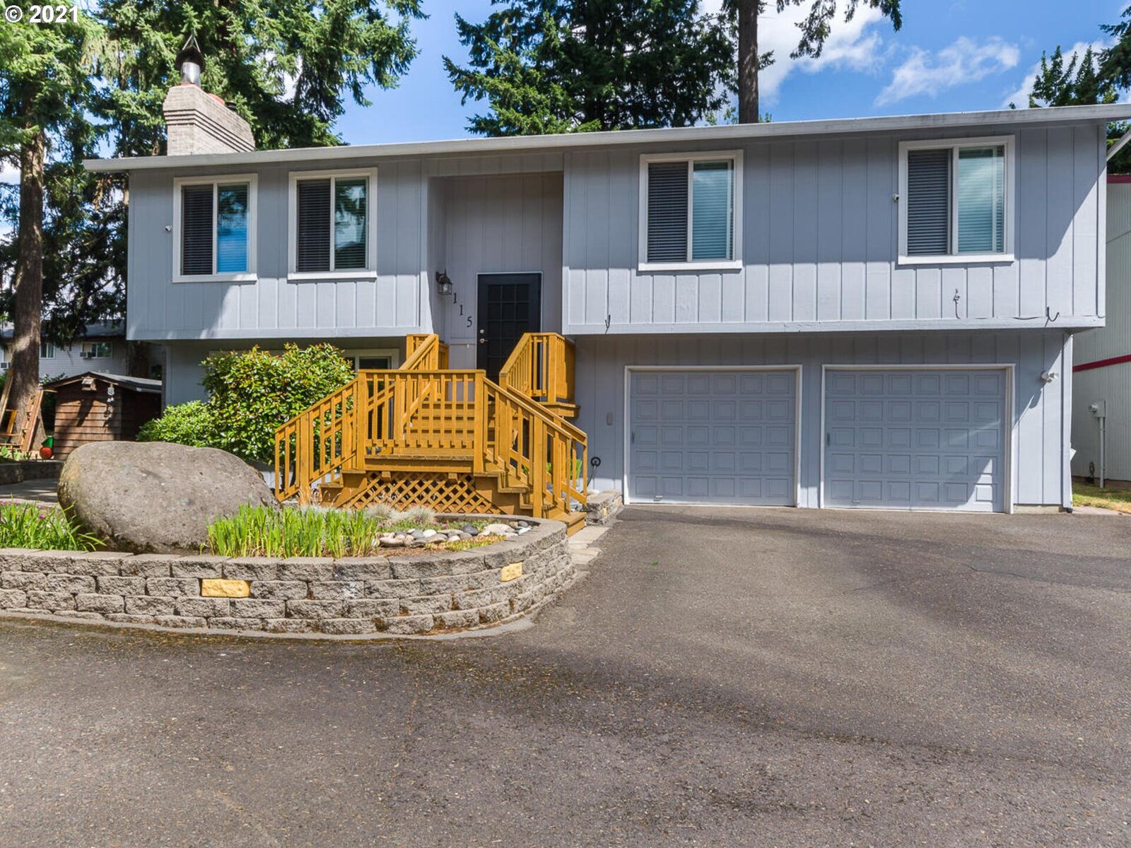 Property Photo:  115 SE 165th Ave  OR 97233 