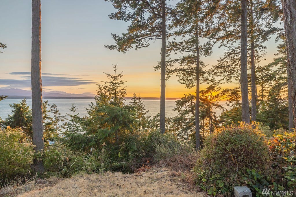 Property Photo:  3532 Marine View Dr  WA 98253 