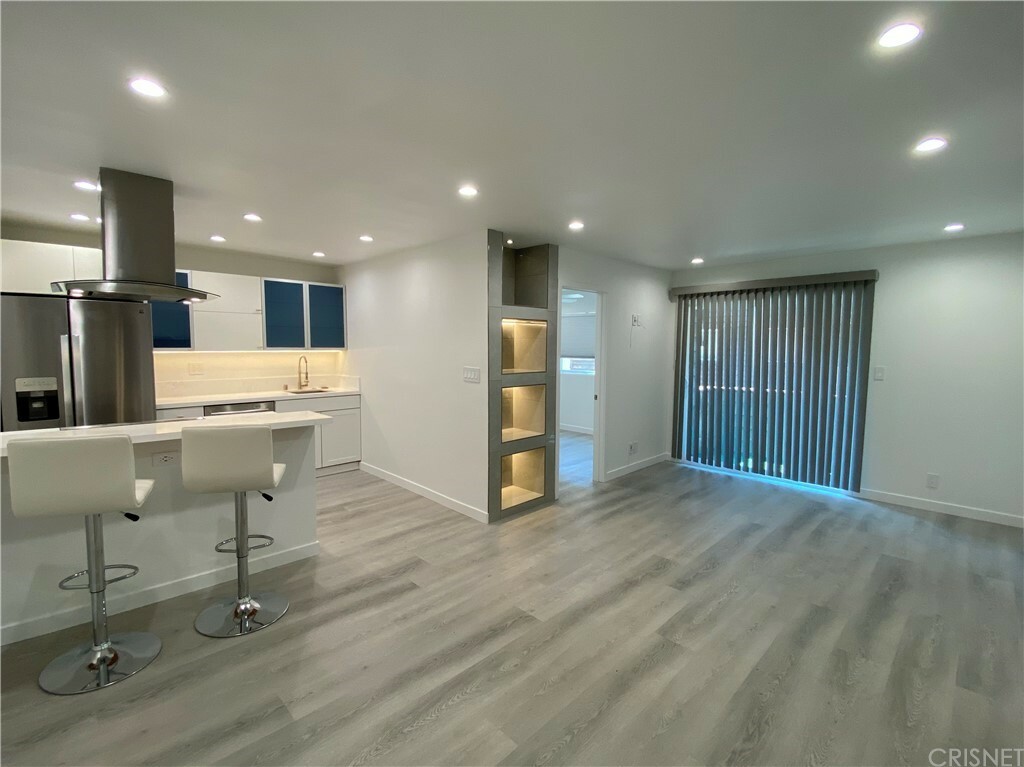 Property Photo: 5414 Newcastle Avenue 10 CA 91316