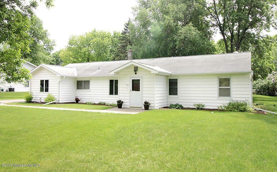 Property Photo:  916 E Cavour Avenue  MN 56537 