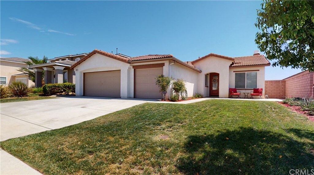 Property Photo:  27061 Woodglen Lane  CA 92555 