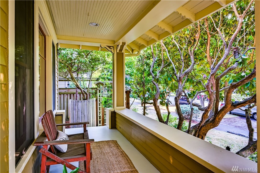 Property Photo: 1713 Hoyt Ave WA 98201