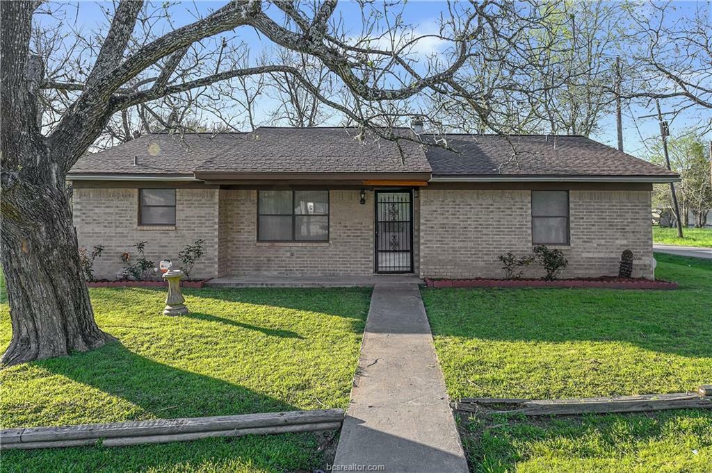 Property Photo:  711 East Dickson Street  TX 77868-2207 