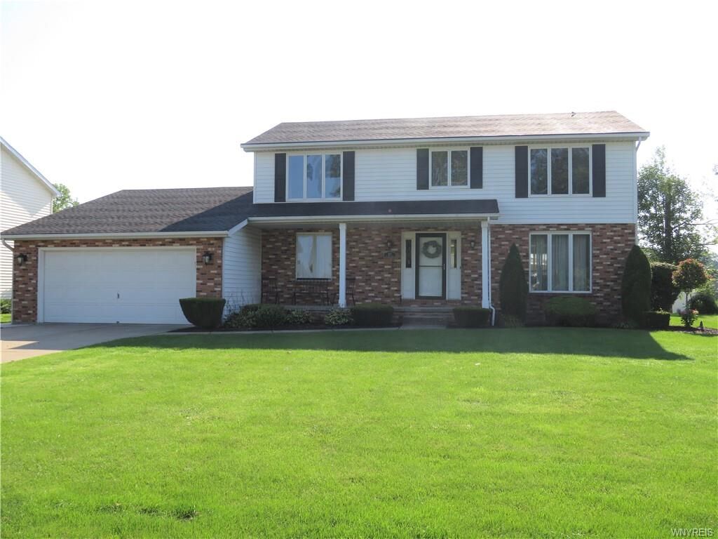 Property Photo:  527 Pin Oak Circle  NY 14072 