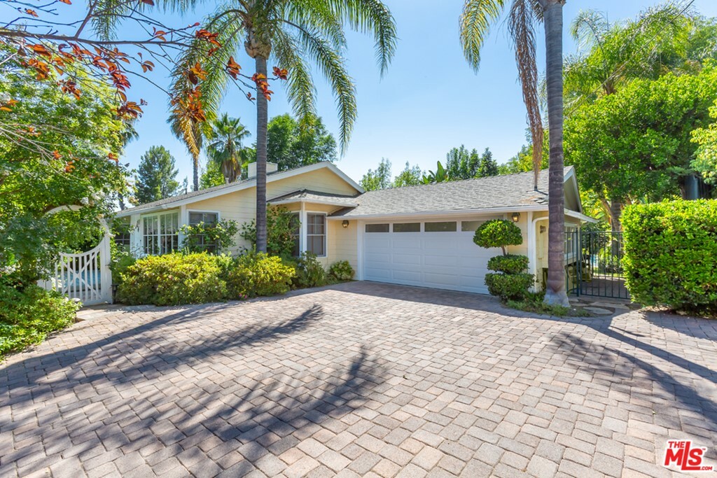 Property Photo:  4912 Medina Drive  CA 91364 