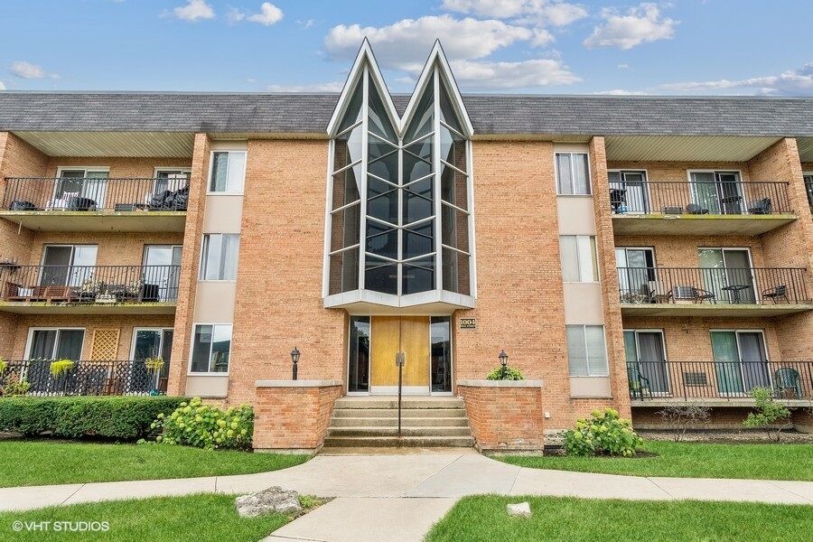 Property Photo: 1004 N Mill Street 201 IL 60563