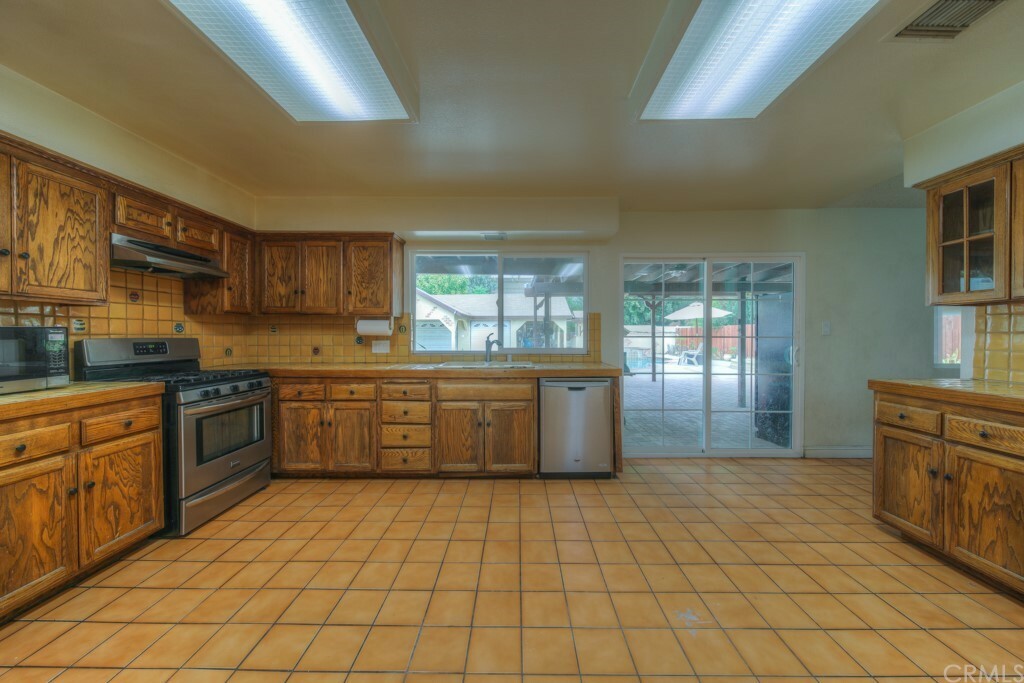 Property Photo:  9520 Aqueduct Avenue  CA 91343 