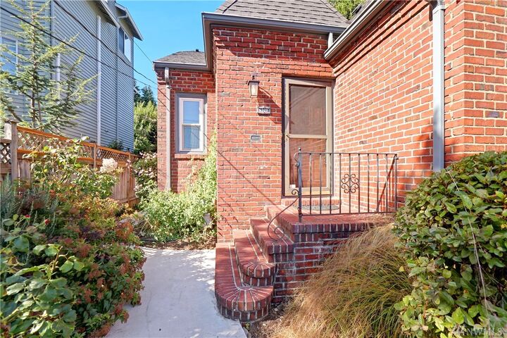 Property Photo:  1320 N 82nd St  WA 98103 