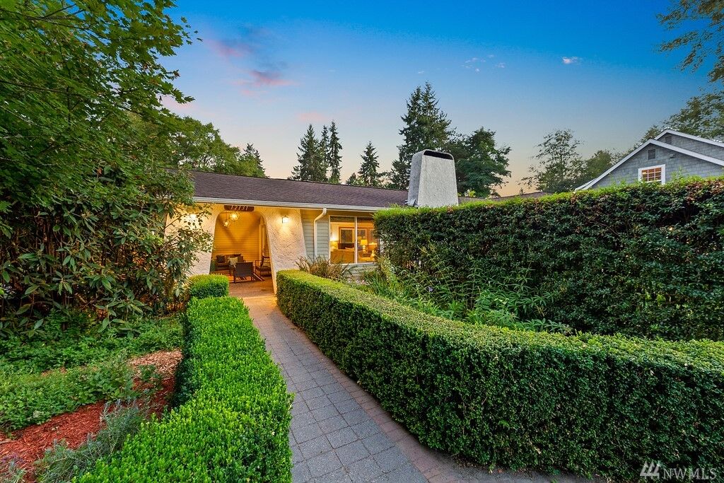 Property Photo:  12131 NE 73rd St  WA 98033 