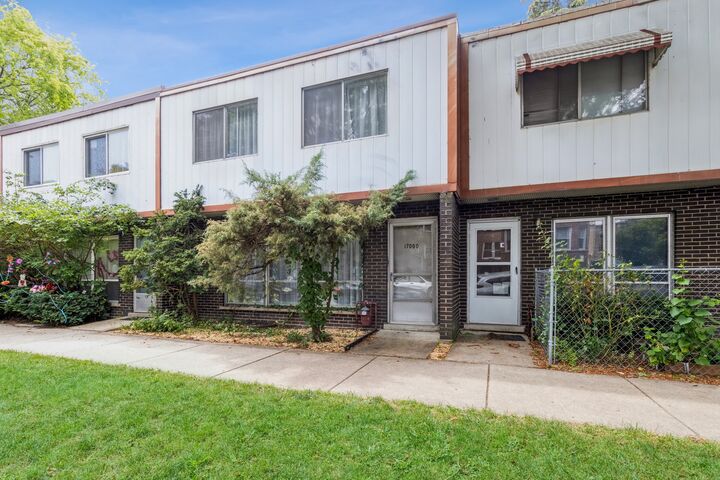 1700 W Granville Avenue D  Chicago IL 60660 photo