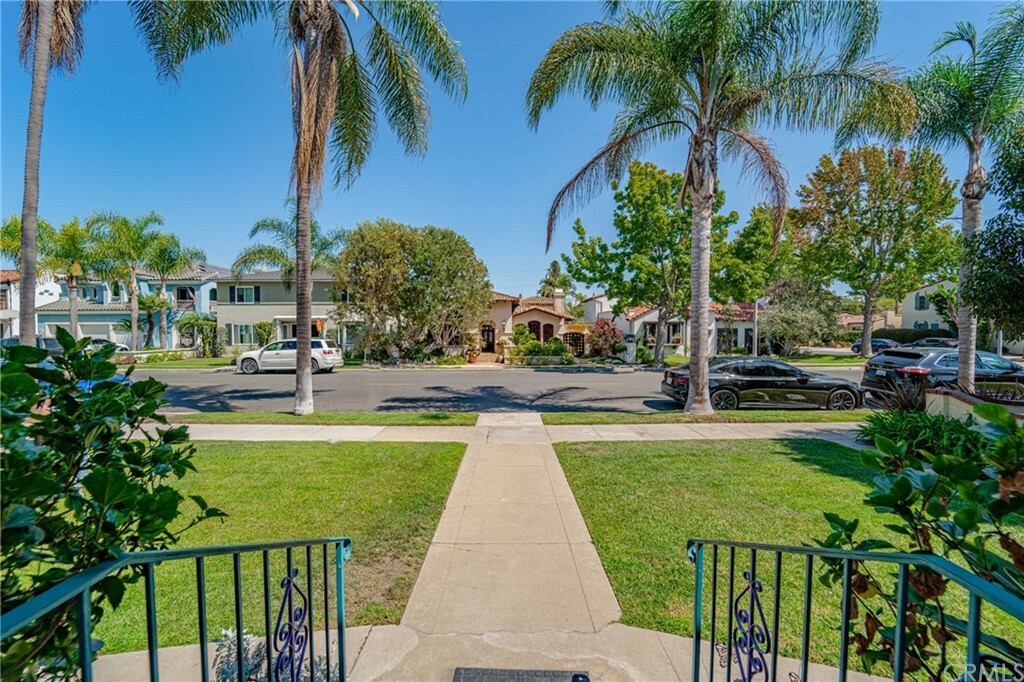 Property Photo: 305 Roycroft Avenue CA 90814