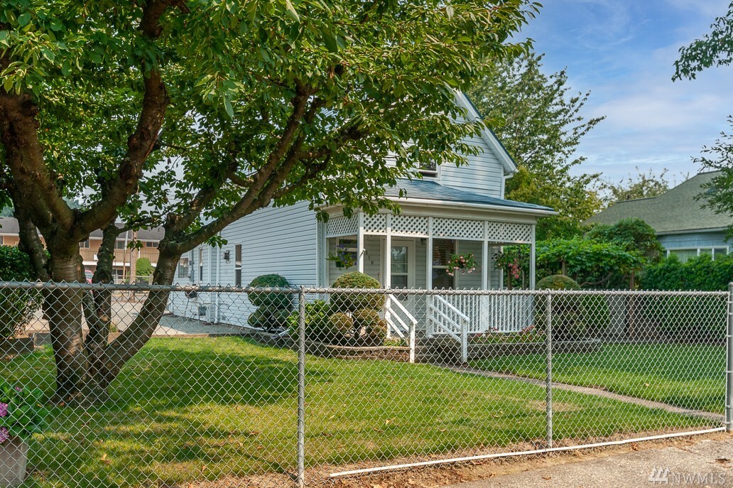 Property Photo:  510 Bennett St  WA 98284 