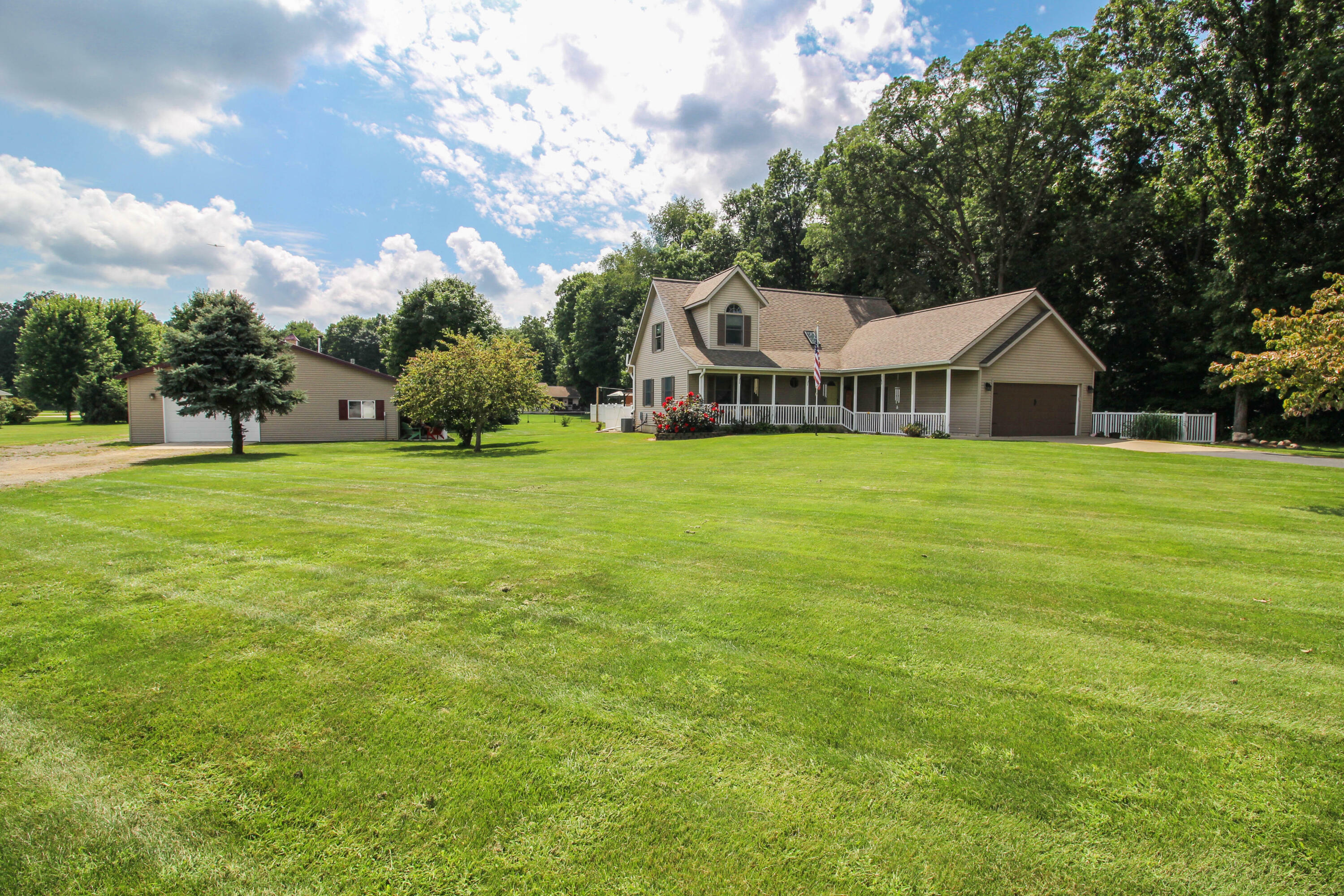 Property Photo:  17117 Apache Trail  MI 49093 