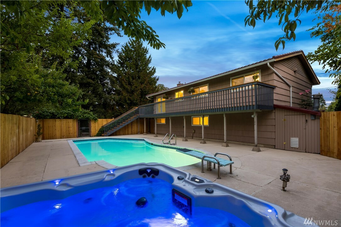Property Photo: 1105 Vashon Ct NE WA 98059