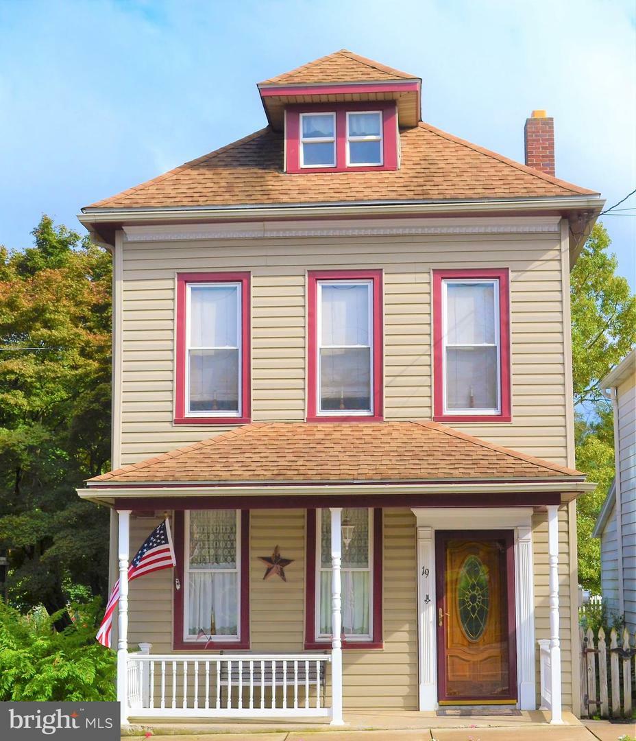 Property Photo:  19 York Street  PA 17362 