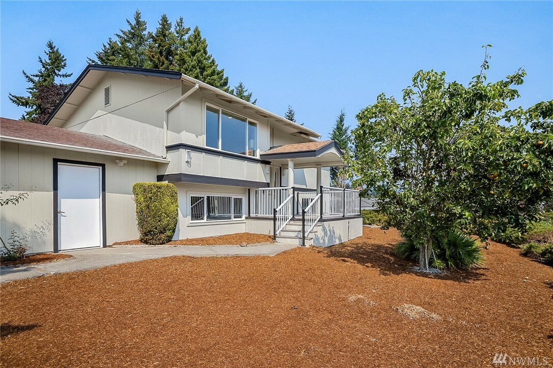 Property Photo:  2406 Monterey Ave NE  WA 98056 