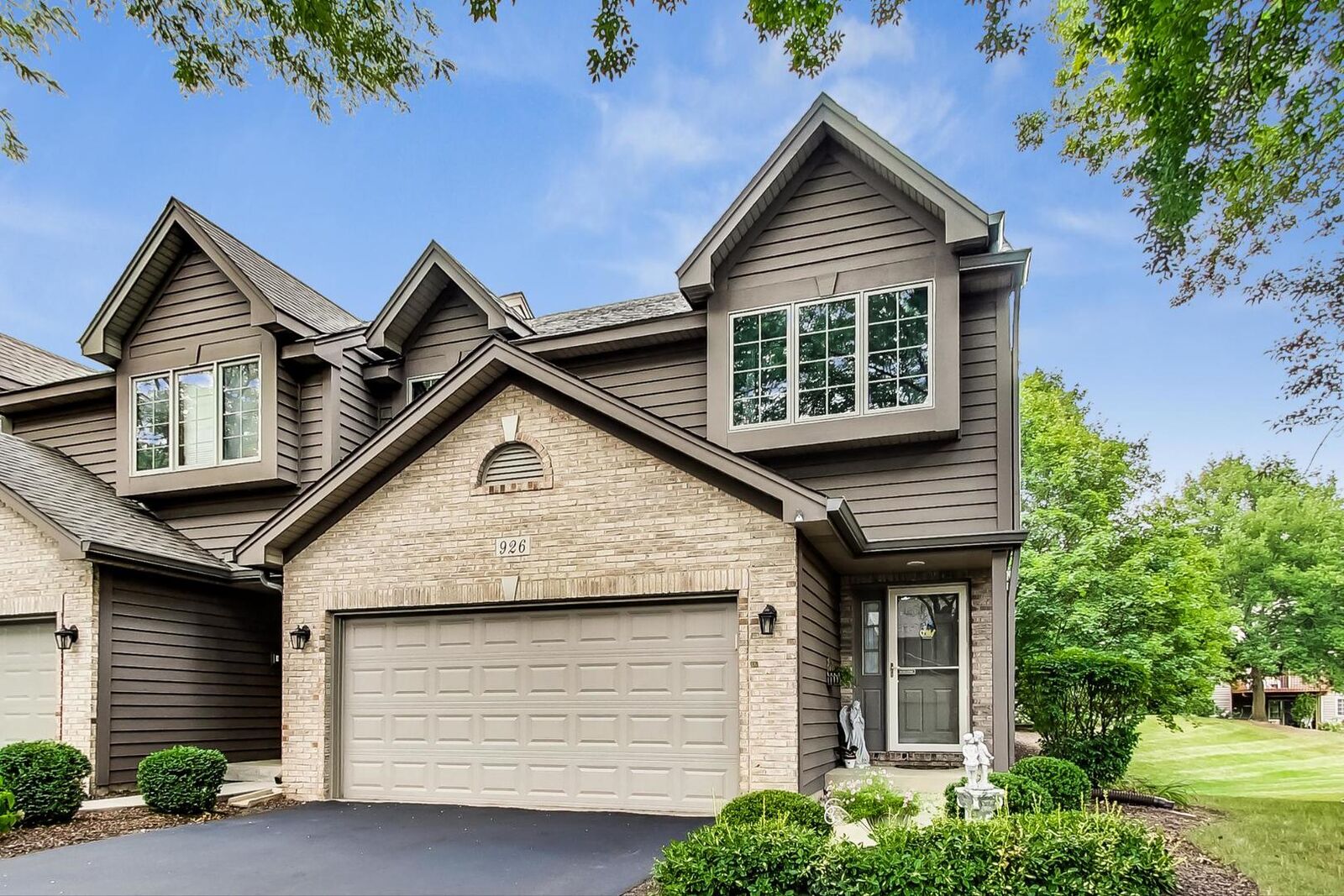 Property Photo:  926 Millcreek Circle  IL 60123 
