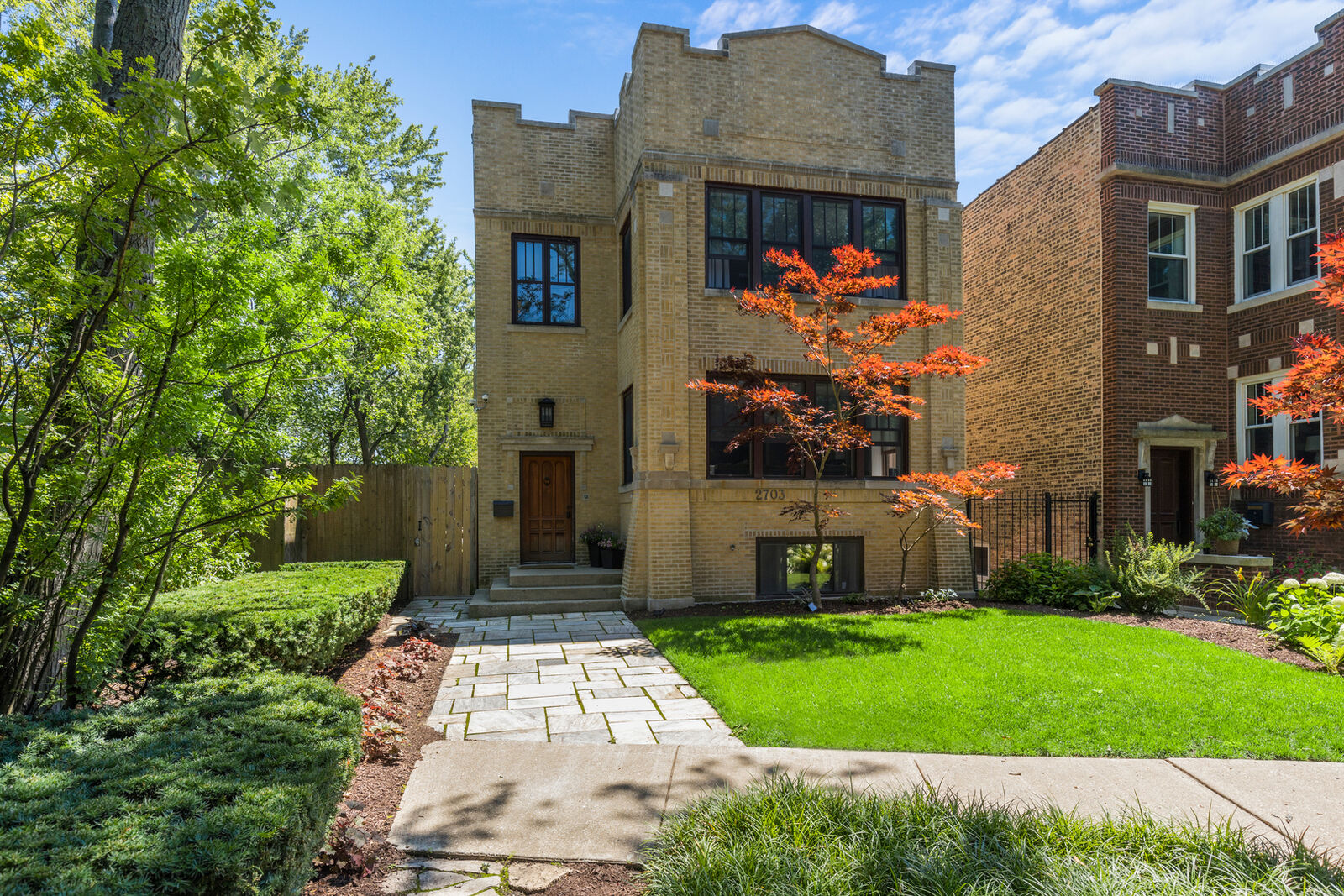Property Photo:  2703 W Agatite Avenue  IL 60625 