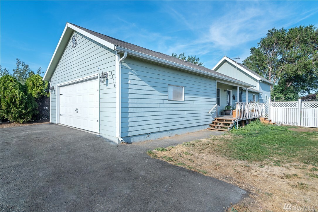 Property Photo:  1106 Rainier Dr  WA 98926 