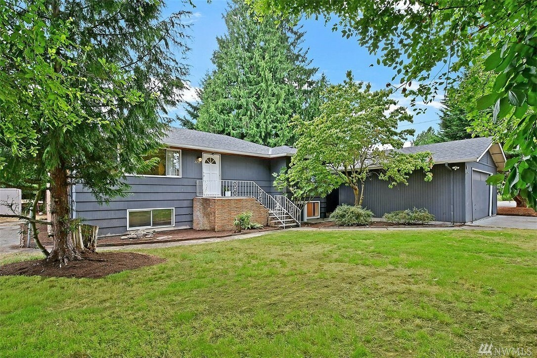 Property Photo:  2233 NE 20th St  WA 98056 