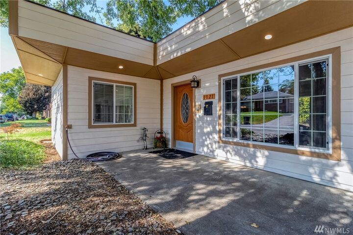 Property Photo:  1021 Davis St  OR 97862 