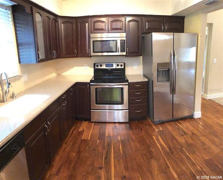 Property Photo: 10125 SW 37th Place FL 32608