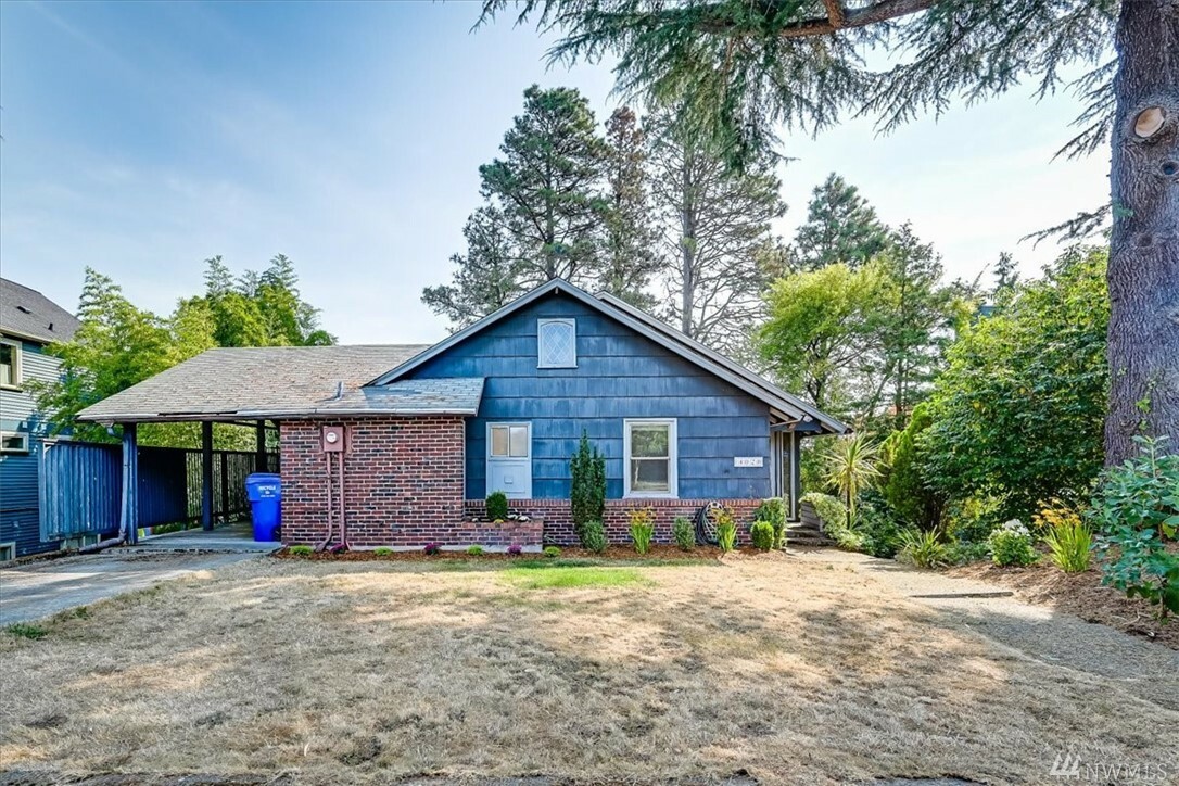 Property Photo:  4020 47th Ave S  WA 98118 