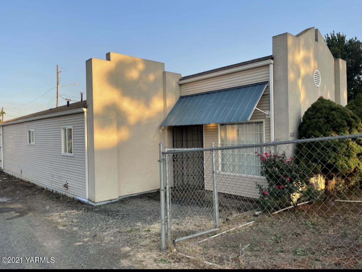 Property Photo:  102 N G St  WA 98948 