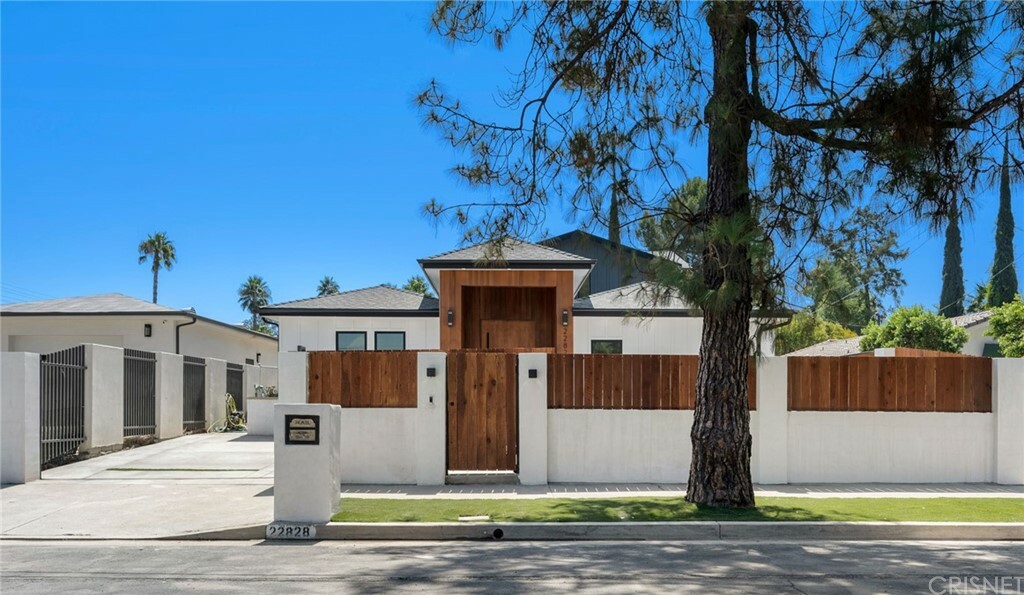 Property Photo:  22828 Collins Street  CA 91367 