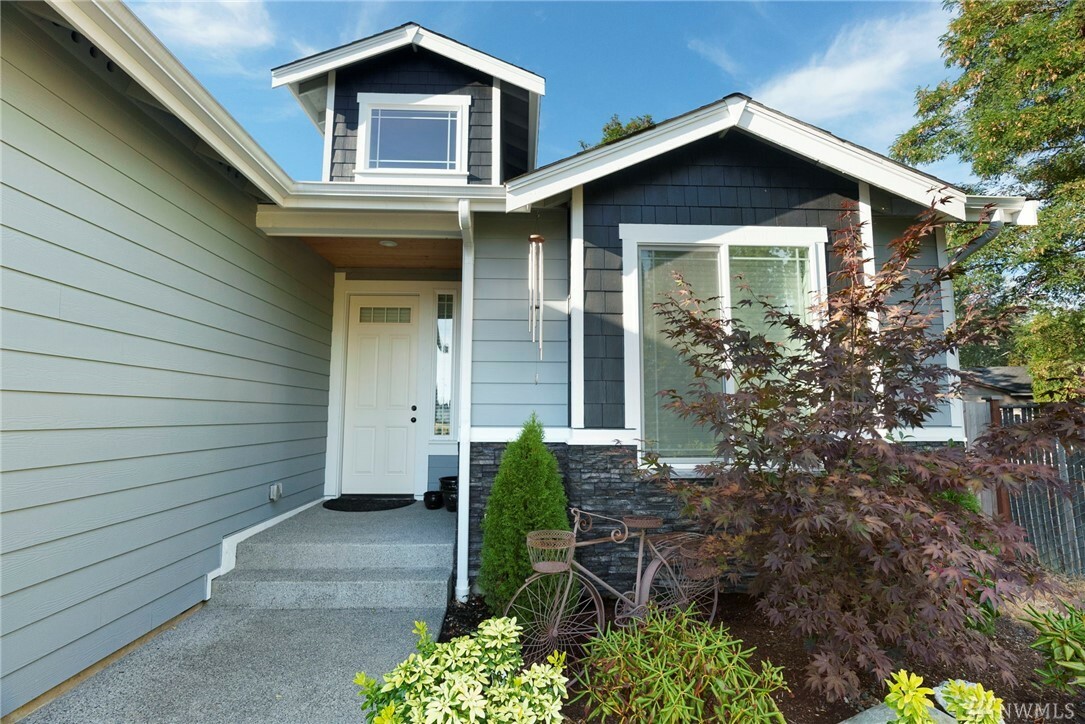 Property Photo:  411 121st St E  WA 98445 