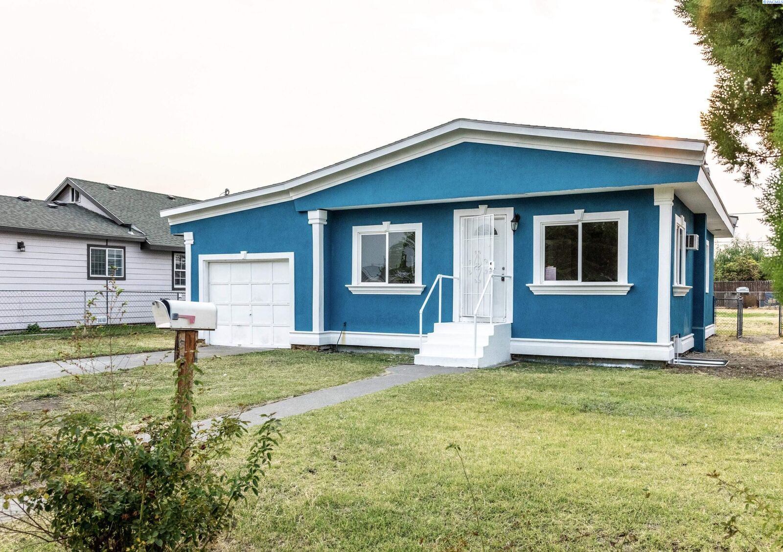 Property Photo:  820 S 4th Ln  WA 99301 