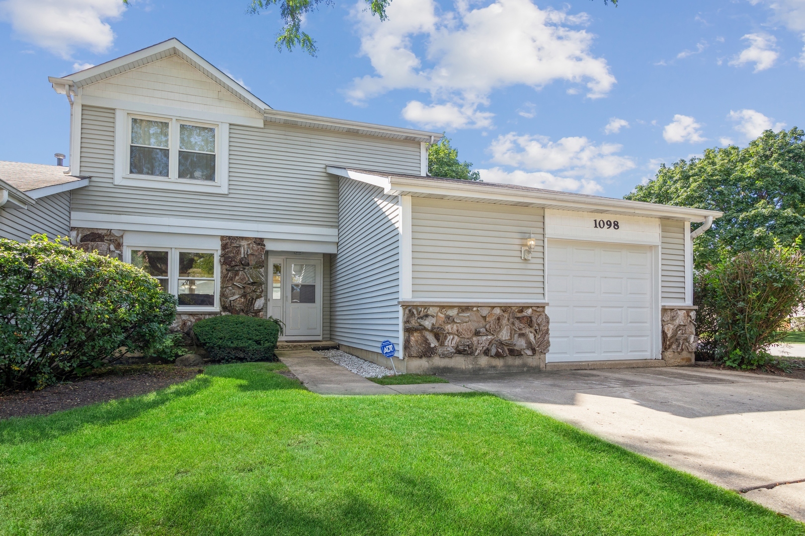 Property Photo:  1098 Longboat Court  IL 60194 