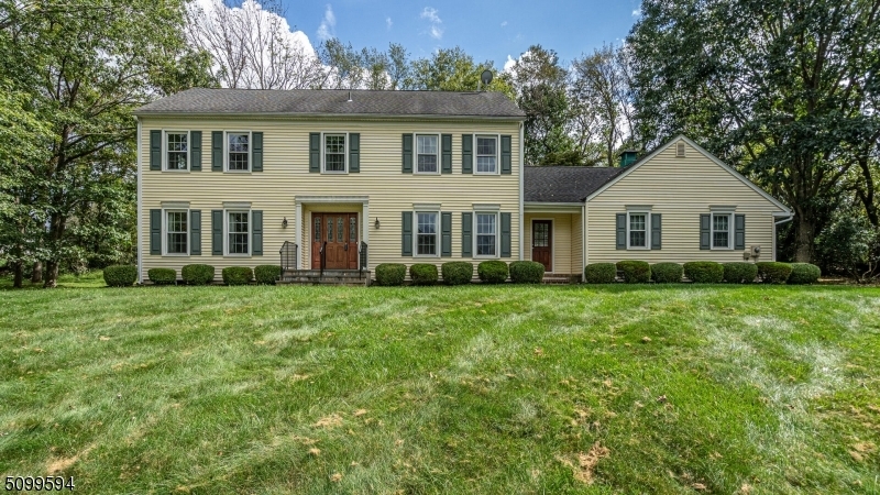 Property Photo:  7 Woods Edge Ct  NJ 08809 