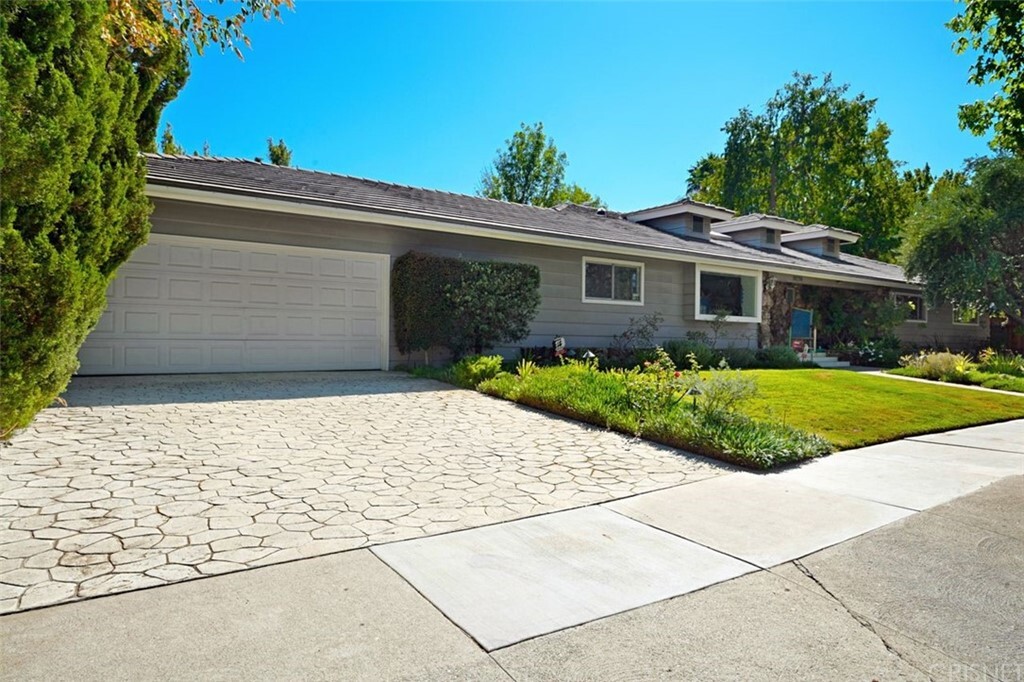 Property Photo:  18730 Canasta Street  CA 91356 