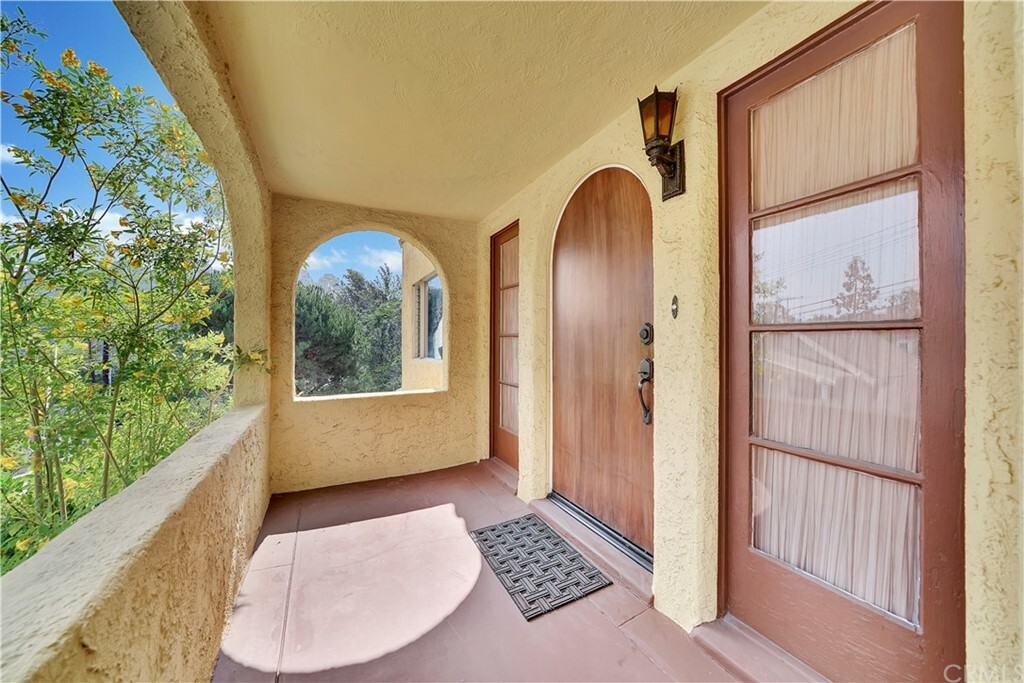 Property Photo:  2220 Oak Glen Place  CA 90039 